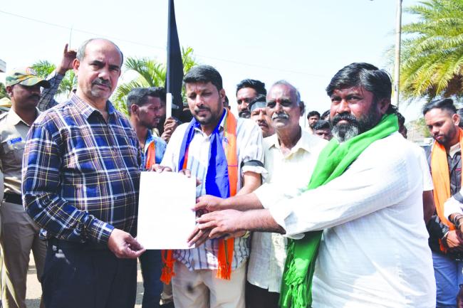  ರಾಜ್ಯ ಸರಕಾರದ ಇಬ್ಬದಿಯ ನೀತಿಯನ್ನು ಖಂಡಿಸಿ ಜಿಲ್ಲಾಧಿಕಾರಿಗೆ ಮನವಿ
