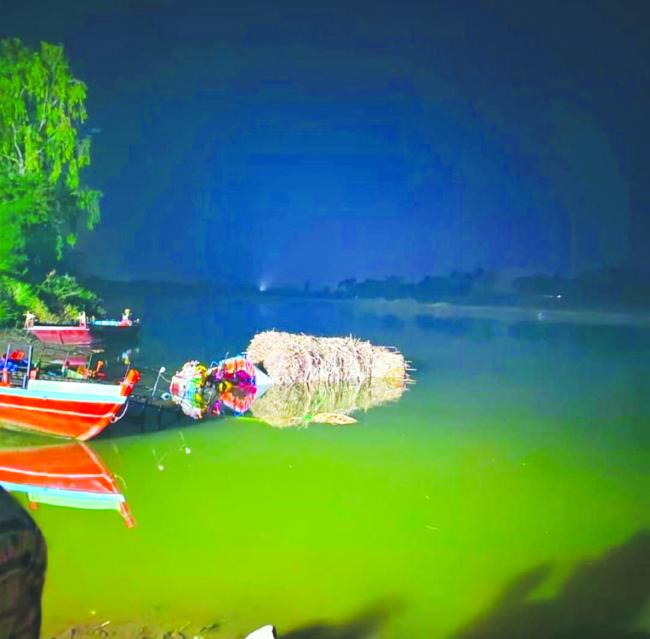 ನದಿ ದಾಟುವಾಗ ನದಿಗೆ ಉರುಳಿದ ಟ್ರ್ಯಾಕ್ಟರ್ 