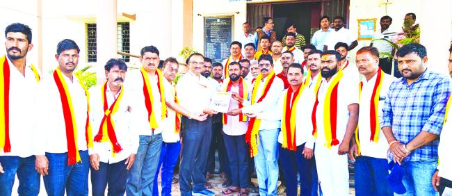 ಮುಖ್ಯ ಶಿಕ್ಷಕ ತಿಮ್ಮವ್ವಗೋಳ, ಸಹ ಶಿಕ್ಷಕ ಕದಮ ಅಮಾನತ್ತಿಗೆ ಆಗ್ರಹಿಸಿ ಕರವೇ ಪ್ರತಿಭಟನೆ  