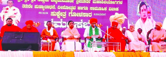 ಸರಳ ಸಾಮೂಹಿಕ ವಿವಾಹ ಸಮಾಜಕ್ಕೆ ಮಾದರಿ: ದಿಂಗಾಲೇಶ್ವರ ಶ್ರೀಗಳು 