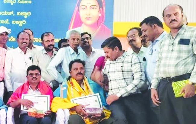 ಮುದಕಪ್ಪ ನೆಲಜೇರಿಗೆ ಜಿಲ್ಲಾ ಮಟ್ಟದ ಉತ್ತಮ ಶಿಕ್ಷಕರ ಪ್ರಶಸ್ತಿ ಪ್ರದಾನ  