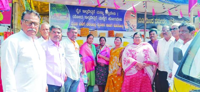 ಗವಿಮಠ ಜಾತ್ರೆಯ ಮಿಠಾಯಿ ಪಳಾರ ಅಂಗಡಿಕಾರರಿಗೆ ಸನ್ಮಾನ 