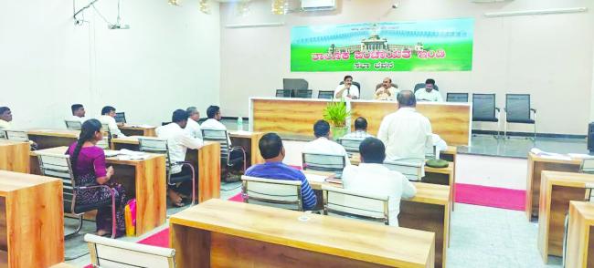 ಇಂಡಿ ತಾಲೂಕು ಪಂಚಾಯತಿ ಸಭಾಭವನದಲ್ಲಿ ಗ್ಯಾರಂಟಿ ಯೋಜನೆಗಳ ಪ್ರಗತಿ ಪರೀಶೀಲನೆ ಸಭೆ