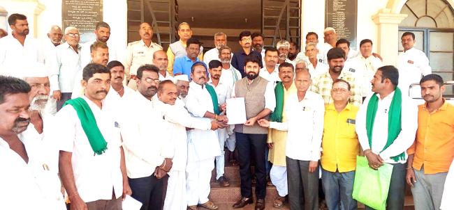 ರೈತರ ವಿವಿಧ ಸಮಸ್ಯೆಗಳನ್ನು ಪರಿಹರಿಸಲು ಆಗ್ರಹಿಸಿ ಸಿಎಂಗೆ ಮನವಿ 