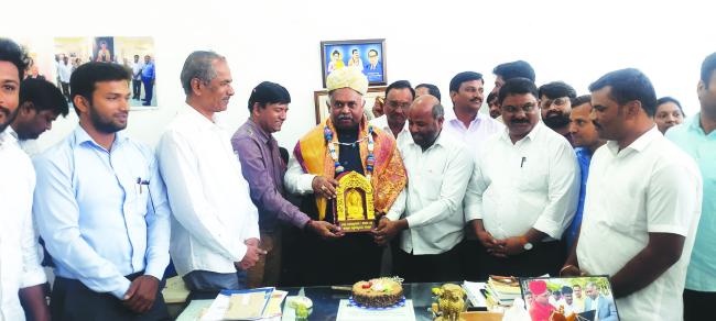 ಪ್ರೊ. ಬಿ.ಕೆ.ರವಿ ಅವರಿಗೆ ವಿ.ವಿಯ ಬೋಧಕ ಬೋದಕೇತರ ಸಿಬ್ಬಂಧಿವತಿಯಿಂದ ಸನ್ಮಾನಿನ ಕಾರ್ಯಕ್ರಮ 