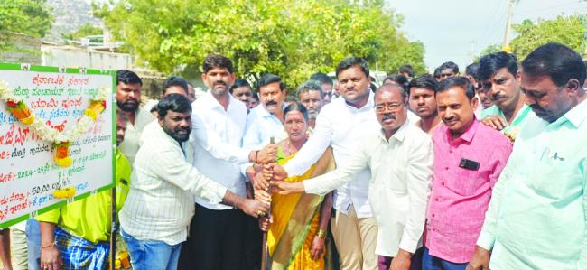 ರಸ್ತೆ ಕಾಮಗಾರಿಗಳಿಗೆ ಶಾಸಕ ಜೆ.ಎನ್‌.ಗಣೇಶ ಶಂಕುಸ್ಥಾಪನೆ 