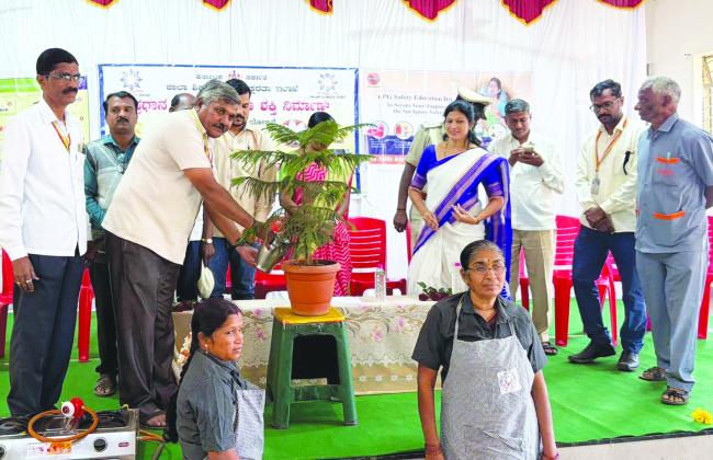 ಅಡುಗೆ ಸಿಬ್ಬಂದಿಗಳಿಗೆ ಬಿಸಿಊಟದ ತರಬೇತಿ 