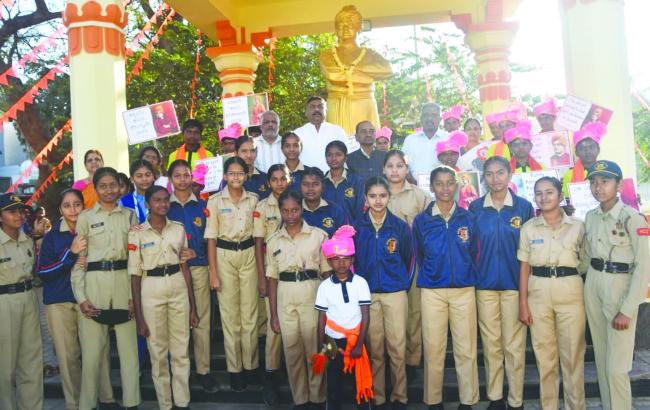 ಸಿದ್ದಾರೂಢಸ್ವಾಮಿಜಿ ರೈಲು ನಿಲ್ದಾಣದ ಪ್ರವೇಶದ್ವಾರದಲ್ಲಿ ವೀರ ಸಂನ್ಯಾಸಿ ಸ್ವಾಮಿವಿವೇಕಾನಂದರ ಕಂಚಿನ ಪುತ್ಥಳಿಗೆ ಮಾಲಾರೆ​‍್ಣ 