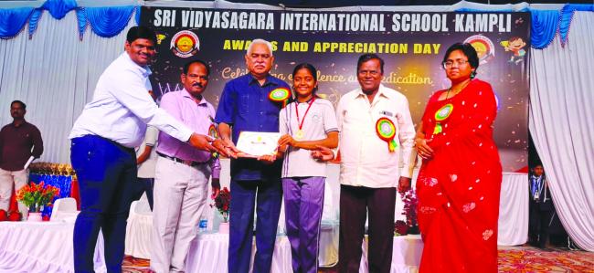 ವಿದ್ಯಾರ್ಥಿನಿ ಅರ್ಚನಾಗೆ ಪ್ರಮಾಣ ಪತ್ರ ವಿತರಣೆ 