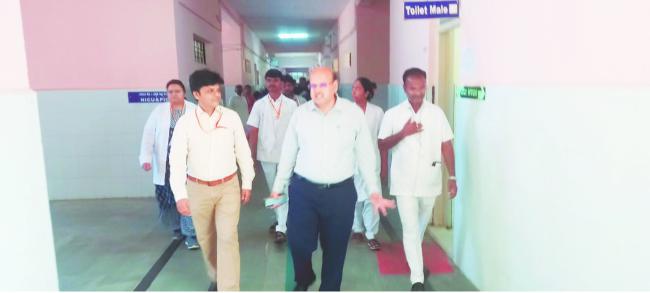 ಕೊಪ್ಪಳ ಜಿಲ್ಲಾ ಆಸ್ಪತ್ರೆಗೆ ಜಿಲ್ಲಾಧಿಕಾರಿ ಡಾ. ಸುರೇಶ ಇಟ್ನಾಳ ದಿಢೀರ್ ಭೇಟಿ: ಪರೀಶೀಲನೆ 