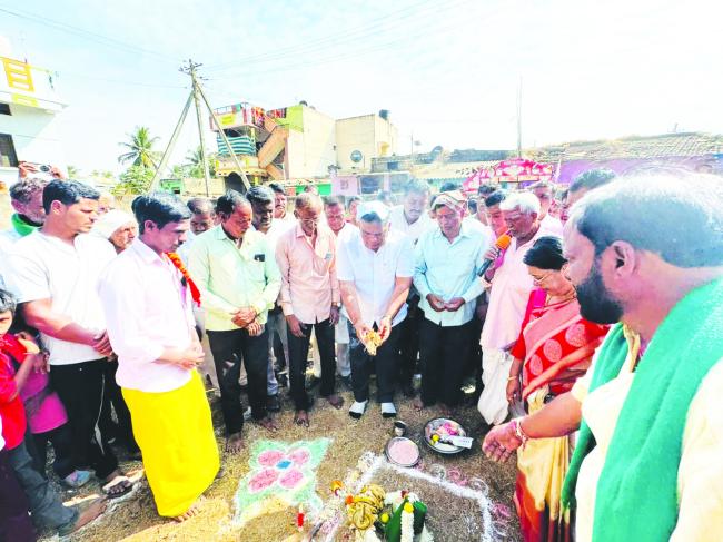 ಹುಲಗೂರು ಗ್ರಾಮದಲ್ಲಿ 60 ಲಕ್ಷ ವೆಚ್ಚದಲ್ಲಿ ಪ್ರೌಢಶಾಲೆ, ಗ್ರಂಥಾಲಯ ಕಟ್ಟಡದ ಕಾಮಗಾರಿಗೆ ಶಂಕುಸ್ಥಾಪನೆ 