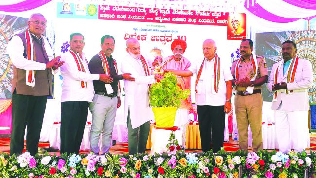 ಸ್ವಾಮಿ ವಿವೇಕಾನಂದರ ಜಯಂತಿ ಪ್ರಯುಕ್ತ ಮಕ್ಕಳಿಗೆ ಪ್ರತಿಭಾ ಪುರಸ್ಕಾರ ಹಾಗೂ ಸಾಂಸ್ಕೃತಿಕ ಕಾರ್ಯಕ್ರಮ ಉದ್ಘಾಟನೆ 