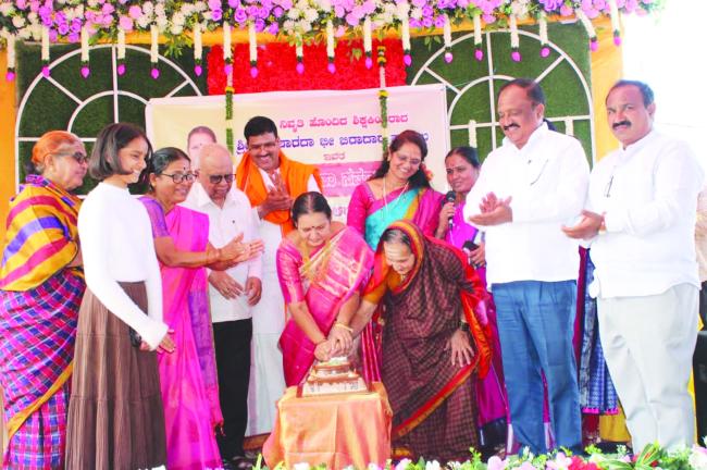 ಶಿಕ್ಷಕ ವೃತ್ತಿ ನಿಸ್ವಾರ್ಥ ಸೇವೆ, ಸಮರೆ​‍್ಣ ಮತ್ತು ಸಂತೃಪ್ತಿ ಭಾವದಿಂದ ಕೂಡಿರಬೇಕು