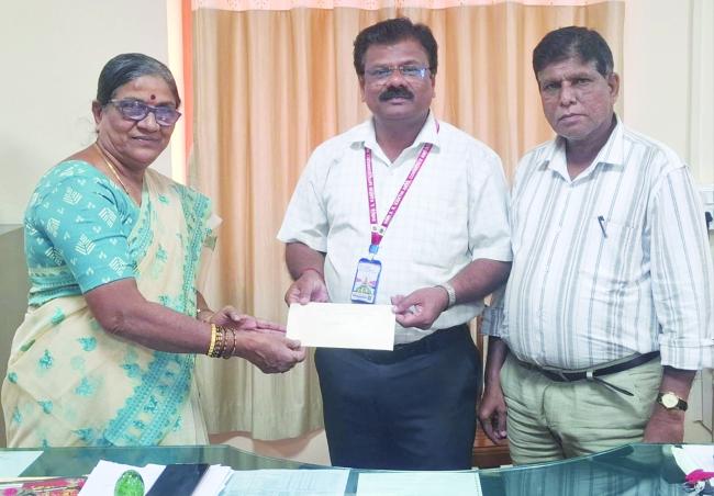 ಪ್ರೊ.ಸುಲೋಚನಾ ಜವಳಗಿ ರೂ. 10 ಸಾವಿರ ದೇಣಿಗೆ 