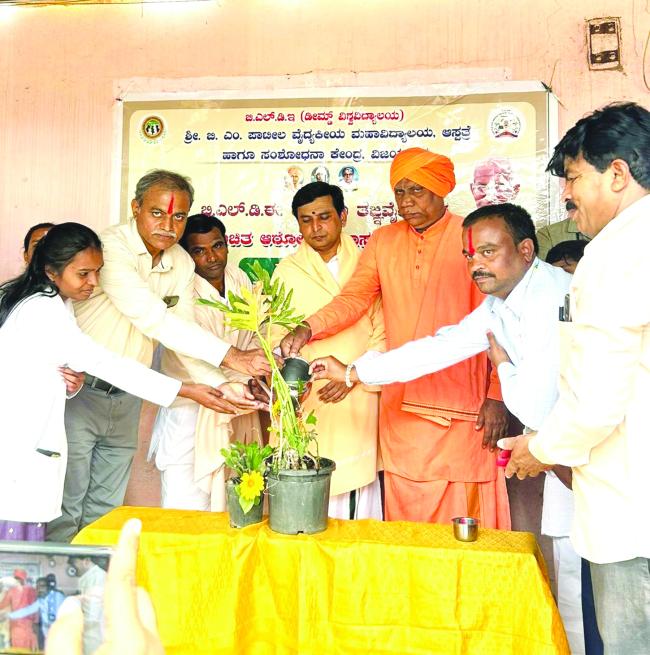 ಆರೋಗ್ಯ ತಪಾಸಣೆ ರಕ್ತದಾನ ಉಚಿತ ಶಿಬಿರಕ್ಕೆ ಅಭಿನವ ಪುಂಡಲಿಂಗ ಶ್ರೀಗಳು ಚಾಲನೆ 