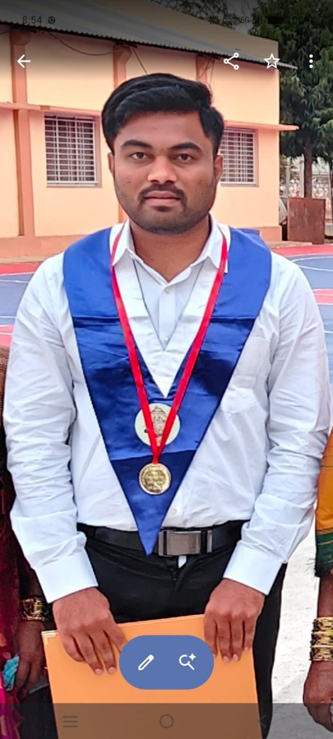 ಇಂಜಿನಿಯರಿಂಗ್ ಪದವಿಯಲ್ಲಿ ಚಿನ್ನದ ಪದಕ ಪಡೆದ ವಿಜಯಕುಮಾರ