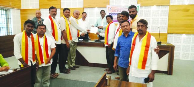 ರಸ್ತೆ ಬದಿ ಅಂಗಡಿಗಳ ತೆರವು ಽ ನಗರಸಭೆ ವ್ಯಾಪ್ತಿಯ ಖುಲ್ಲಾ ಜಾಗೆ ನೀಡುವಂತೆ ವ್ಯಾಪಾರಸ್ತರ ಮನವಿ 