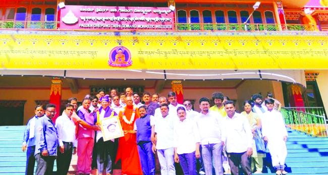 ಮುಂಡಗೋಡದಲ್ಲಿ “ಮಾನಸಂದ್ರ ಮುನಿಯಪ್ಪ ಹಾಗೂ ಬಸವಮೂರ್ತಿ ಸ್ವಾಮೀಜಿಗೆ” ದಲಿತ ಸಂಘರ್ಷ ಸಮಿತಿಯಿಂದ ಸನ್ಮಾನ