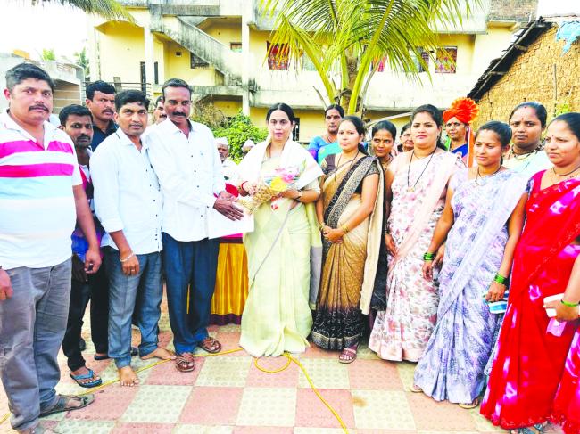 ದೇಸೂರಿನಲ್ಲಿ ರಸ್ತೆ ನಿರ್ಮಾಣ ಕಾಮಗಾರಿಗೆ ಭೂಮಿ ಪೂಜೆ ನೆರವೇರಿಸಿದ ಸಚಿವೆ ಲಕ್ಷ್ಮೀ ಹೆಬ್ಬಾಳಕರ್ 