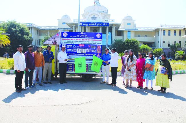 ಬಾಲಕಾರ್ಮಿಕ ಪದ್ಧತಿ ನಿರ್ಮೂಲನೆ ಕುರಿತು ಸಂದೇಶ ಸಾರುವ  ಪ್ರಚಾರ ವಾಹನಕ್ಕೆ  ಜಿಲ್ಲಾಧಿಕಾರಿ ಸಿ.ಎನ್‌.ಶ್ರೀಧರ್ ಚಾಲನೆ 