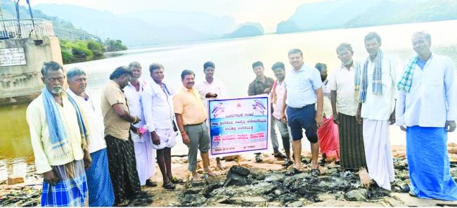 ಸಂಡೂರು: ನಾರಿಹಳ್ಳ ಜಲಾಶಯದಲ್ಲಿ ಮೀನುಮರಿ ಬಿತ್ತನೆ