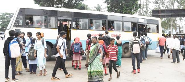 ನಿಲುಗಡೆಯಾಗದ ಬಸ್‌ಗಾಗಿ ಜನರ ಪರದಾಟ 