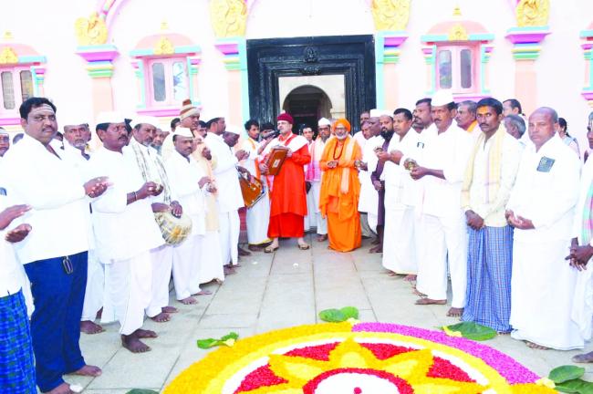 ಬಳಗಾನೂರಿನಲ್ಲಿ ಮೊದಲನೆ ದಿನದ ಪಾದಯಾತ್ರೆ ನಾವು ಕಟ್ಟಿಕೊಂಡಿರುವ ಸಂಸಾರ ಗಾಳಿಗಿಟ್ಟ ದೀಪವಾಗಿದೆ : ಪೂಜ್ಯಶ್ರೀ ಶಿವಶಾಂತವೀರ  ಶರಣರು 