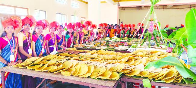 ಸಂಕ್ರಾಂತಿ ಸಂಭ್ರಮಕ್ಕೆ ಕಳೆ ತಂದ ವಾದ್ಯ ವೃಂದ ದೇಶಿ ಉಡುಗೆ, ತೊಡುಗೆ, ಬಗೆ ಬಗೆಯ ಆಹಾರ ಪದಾರ್ಥಗಳು