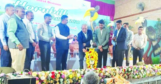 ದೀಪ ಬೆಳಗುವ ಮೂಲಕ ಹಬ್ಬಕ್ಕೆ ಅಧಿಕೃತ ಚಾಲನೆ  