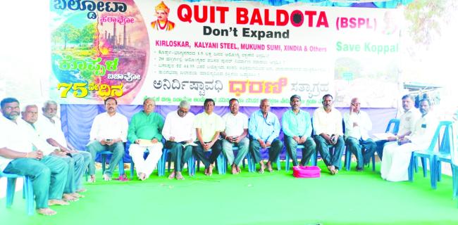 ಬಲ್ಡೋಟಾ ಹಠಾವೋ ಕೊಪ್ಪಳ ಬಚಾವೋ ಧರಣಿಗೆ 77ನೇ ದಿನ ಪೂರ್ಣ ನಾಳೆ ಪರಿಸರ ಜಾಗೃತಿಗಾಗಿ ಬಿಳಿ ವಸ್ತ್ರದ ಮೇಲೆ ಸಹಿ ಸಂಗ್ರಹ ಆಂದೋಲನ 
