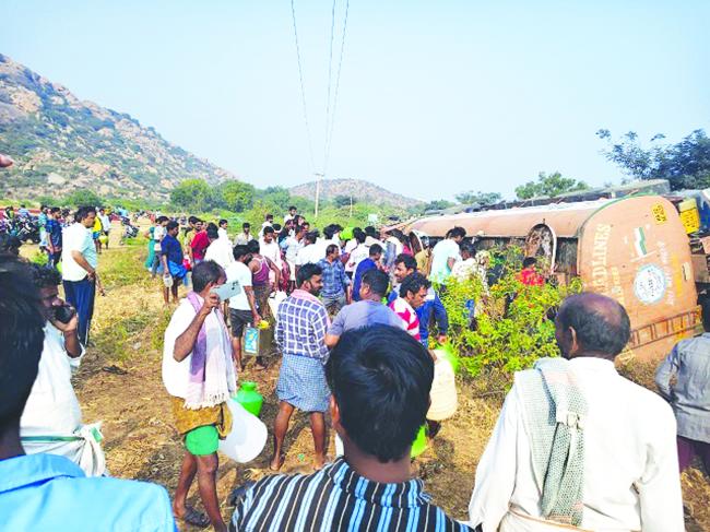 ಪಾಮ್ ಆಯಿಲ್ ಲಾರಿ ಪಲ್ಟಿ : ಎಣ್ಣೆಗಾಗಿ ಕೊಡ, ಬಕೀಟ್, ಕ್ಯಾನ್, ಡ್ರಮ್‌ಗಳೊಂದಿಗೆ ಮುಗಿಬಿದ್ದ ಜನ, ಚದುರಿಸಲು ಪೊಲೀಸರ ಹರಸಾಹಸ 