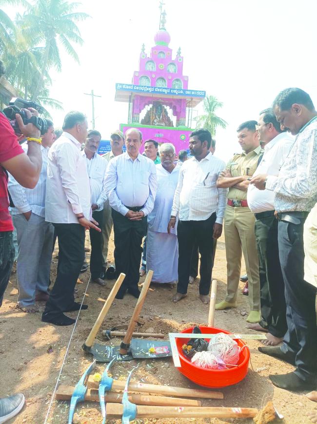 ಲಕ್ಕುಂಡಿಯಲ್ಲಿ ಉತ್ಖನನ ಆರಂಭಉತ್ಖನನಕ್ಕೆ ಚಾಲನೆ ನೀಡಿದ ಜಿಲ್ಲಾಧಿಕಾರಿ ಸಿ.ಎನ್‌. ಶ್ರೀಧರ್ 