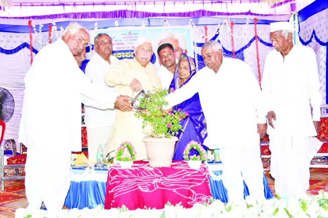 ಹಿರೇಹಂದಿಗೋಳ : 25 ಲಕ್ಷ ರೂ. ವೆಚ್ಚದಲ್ಲಿ ನಿರ್ಮಾಣವಾದ  ಸಿಸಿ ರಸೆ ್ತ ಲೋಕಾರೆ​‍್ಣಗೊಳಿಸಿದ ಸಚಿವ ಎಚ್‌.ಕೆ.ಪಾಟೀಲ  