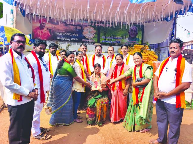 ಗವಿಮಠದ ಜಾತ್ರೆ ಸಮಾಜಮುಖಿ ಕಳಕಳಿಯ ಪ್ರತೀಕಽಽ ಬಿ.ಗೀರೀಶಾನಂದ ಮಿಠಾಯಿ ಅಂಗಡಿಗಳ ಮಾಲಕರಿಗೆ ಕರವೇಯಿಂದ ಸನ್ಮಾನ 