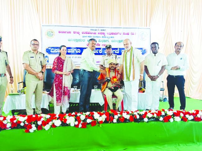 ಉರಗ ರಕ್ಷಣೆಯಲ್ಲಿ ವಿಶೇಷ ಸಾಧನೆ! ಮುತ್ತುರಾಜರಿಗೆ ಸನ್ಮಾನ  