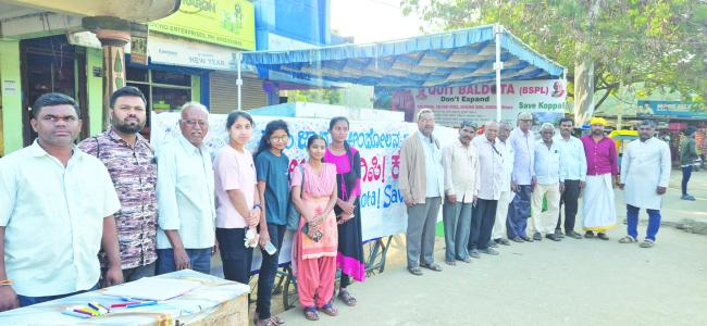 ಬಲ್ಡೋಟ ತೊಲಗಿಸಿ ಕೊಪ್ಪಳ ಉಳಿಸಿ ಸಹಿ ಆಂದೋಲನಕ್ಕೆ ಬಸವರಾಜ ಬಳ್ಳೊಳ್ಳಿ ಚಾಲನೆ ಕಾರ್ಖಾನೆ ವಿರೋಧಿ ಹೋರಾಟಕ್ಕೆ 79 ನೇ ದಿನ