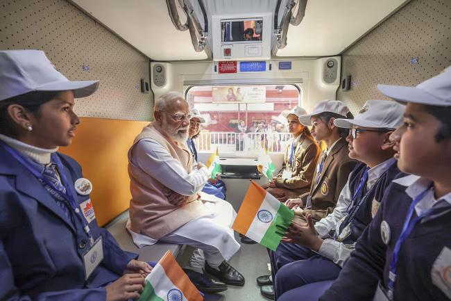 ಮೊದಲ 'ವಂದೇ ಭಾರತ್ ಸ್ಲೀಪರ್ ರೈಲಿ'ಗೆ ಪ್ರಧಾನಿ ಮೋದಿ ಹಸಿರು ನಿಶಾನೆ