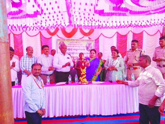 ವಿಜೃಂಭಣೆ ಶ್ರೀ ಉಚಿಂಗಮ್ಮ ದೇವಿ ಜಾತ್ರೆ ಆಚರಣೆ, ಆಗಮಿಸುವ ಭಕ್ತರಿಗೆ ಮೂಲಭೂತ ಸೌಕರ್ಯ ಕಲ್ಪಿಸಿಕೊಡಲು ಜಿಲ್ಲಾಧಿಕಾರಿ ಕವಿತಾ ಎಸ್‌.ಮನ್ನಿಕೇರಿ ಸೂಚನೆ  