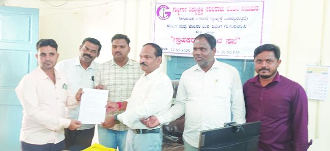 ವಿದ್ಯುತ್ ಕಂಬಗಳ ಬದಲಾವಣೆ ರೈತರ ಪರಿವರ್ತಕ ಬಗ್ಗೆ ಗ್ರಾಹಕರ ಸಂವಾದ ಕಾರ್ಯಕ್ರಮ           