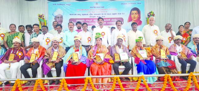ಪ್ರಶಸ್ತಿ ಪುರಸ್ಕೃತ ಮತ್ತು ನಿವೃತ್ತ ಶಿಕ್ಷಕರಿಗೆ ಸನ್ಮಾನ   
