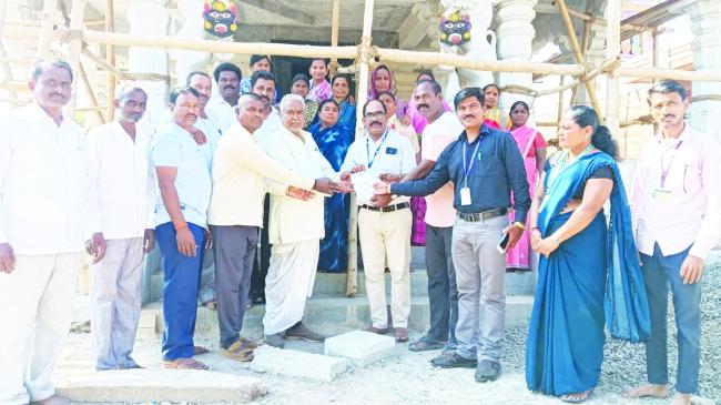 ನಾಗರಾಳ ಗ್ರಾಮದ   ಮಲ್ಲಮ್ಮ ದೇವಸ್ಥಾನಕ್ಕೆ ಎರಡು ಲಕ್ಷ ದೇಣಿಗೆ ನೀಡಿದ ಧರ್ಮಸ್ಥಳ ಸಂಘ 