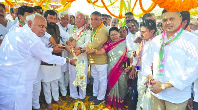 ಕಟ್ಟಡ ನಿರ್ಮಾಣಕ್ಕೆ ಗುದ್ದಲಿ ಪೂಜೆ