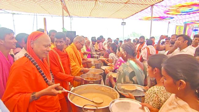 ಅನ್ನದಾನೇಶ್ವರ ಶ್ರೀಗಳು ಅಗಲಿದರೂ,ನಿಲ್ಲದ ದಾಸೋಹ,ಯಡೂರ ಶ್ರೀವೀರಭದ್ರೇಶ್ವರ ಜಾತ್ರೆಯಲ್ಲಿ ಭಕ್ತರಿಗೆ ಪಂಚಪಕ್ವಾನ ಭೋಜನ 