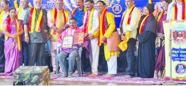 ವಿಜಯನಗರ ದ ಶ್ರೀ ವೆಂಕಟೇಶ್ ಬಡಿಗೇರ್ ರವರಿಗೆ ಅದ್ದೂರಿಯಾದ ಕಾರ್ಯಕ್ರಮದಲ್ಲಿ ಕಾಸರಗೋಡಿನ ಕನ್ನಡ ಪಯಸ್ವಿನಿ ಪ್ರಶಸ್ತಿ ಪುರಸ್ಕಾರ ಕಾಸರಗೋಡು 