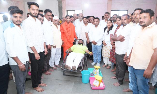 50ನೇ ಬಾರಿ ರಕ್ತದಾನ ಮಾಡಿದ ಮಹೇಶ ಬಾಕಳೆಗೆ ಸಾರ್ವಜನಿಕರಿಂದ ಮೆಚ್ಚುಗೆ  