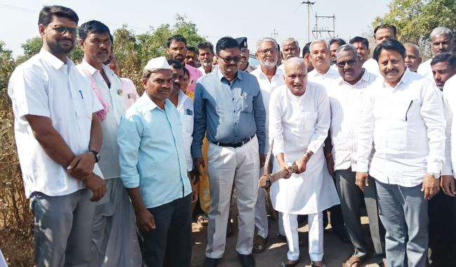 ರಸ್ತೆ ಕಾಮಗಾರಿ ಡಾಂಬರೀಕರಣಕ್ಕೆ ರಾಜು ಕಾಗೆ ಚಾಲನೆ 