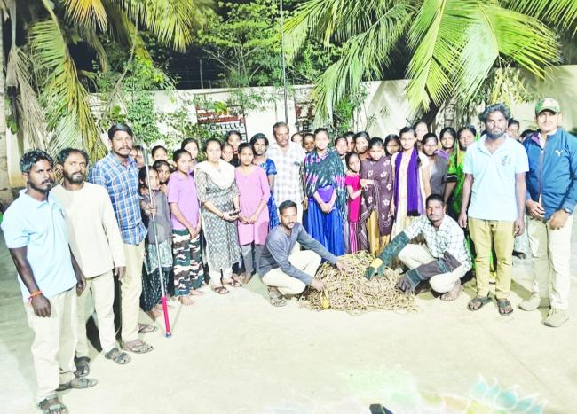 ಉಪಟಳ ಮಾಡುತ್ತಿದ್ದ ಕರಿ ಕೋತಿ ಸೆರೆ ಹಿಡಿದ ಅರಣ್ಯ ಅಧಿಕಾರಿಗಳು : ನಿಟ್ಟುಸಿರು ಬಿಟ್ಟ ಬಾಲಕಿಯರು : ಅರಣ್ಯಕ್ಕೆ ಸ್ಥಳಾಂತರ 
