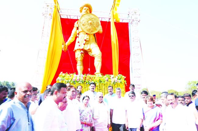 ಕ್ರಾಂತೀವೀರ ಸಂಗೊಳ್ಳಿ ರಾಯಣ್ಣ ವಸ್ತು ಸಂಗ್ರಾಹಲಯ (ವೀರಭೂಮಿ), ಪ್ರತಿಮೆ ಲೋಕಾರೆ​‍್ಣಗೈದ ಮುಖ್ಯಮಂತ್ರಿ ಸಿದ್ದರಾಮಯ್ಯ