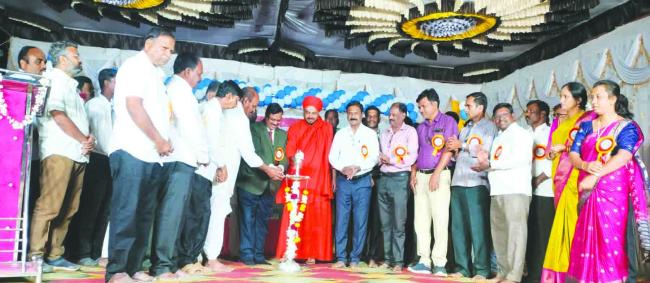 ಮಕ್ಕಳ ಭವಿಷ್ಯತ್ತಿಗಾಗಿ ಪಾಲಕರು ವಿಧ್ಯಾಭ್ಯಾಸ ಸಮಯದಲ್ಲಿ ಟಿವ್ಹಿ ಹಾಗೂ ಮೊಬೈಲ್ ತ್ಯಾಗ ಮಾಡಿದರೆ ವಿದ್ಯಾರ್ಥಿಗಳ ಉಜ್ವಲ ಭವಿಷ್ಯಕ್ಕೆ ಸಹಕಾರಿಯಾಗಲಿದೆ  