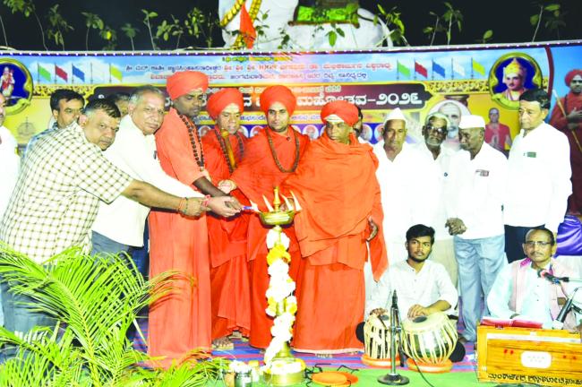 ಮನುಷ್ಯನಿಗೆ ವಿದ್ಯೆ,ಸಂಸ್ಕಾರ ಅವಶ್ಯ- ಶ್ರೀ ಷ.ಬ್ರ. ಅಭಿನವ ಪಂಚಾಕ್ಷರ ಶಿವಾಚಾರ್ಯ ಮಹಾಸ್ವಾಮಿಗಳು 